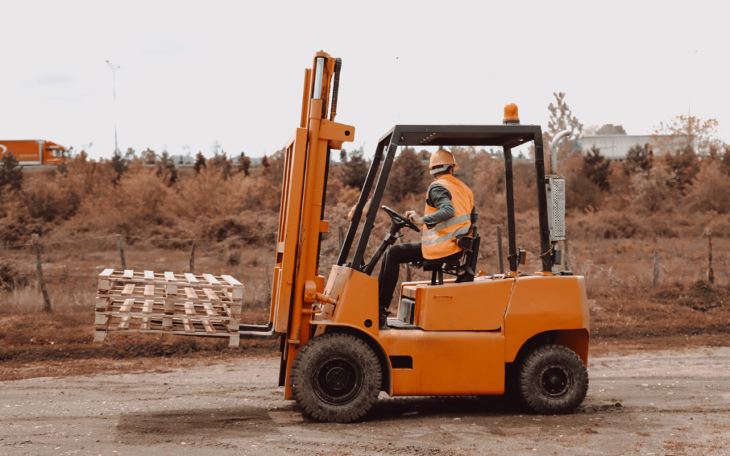 carretilla elevadora profesional en almacén industrial