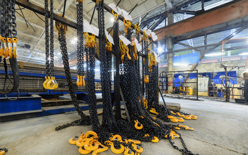 polipasto de cadena profesional utilizado en una instalación industrial