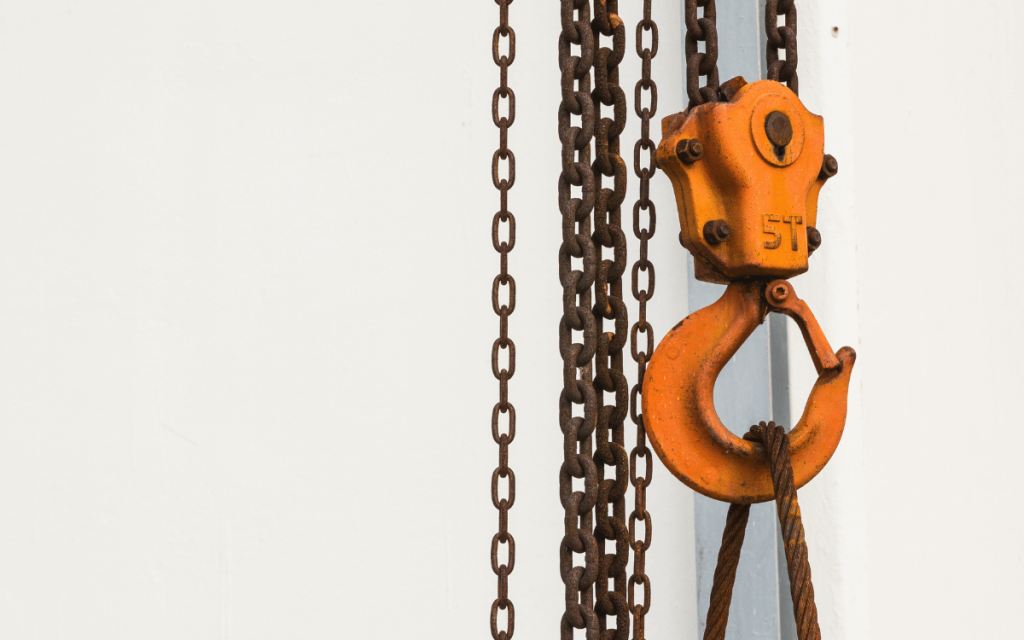 polipasto de cadena utilizado en entorno industrial